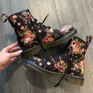 Floral Doc Martens; lightly worn-in, but in great condition! Size EU 39; ~US 8